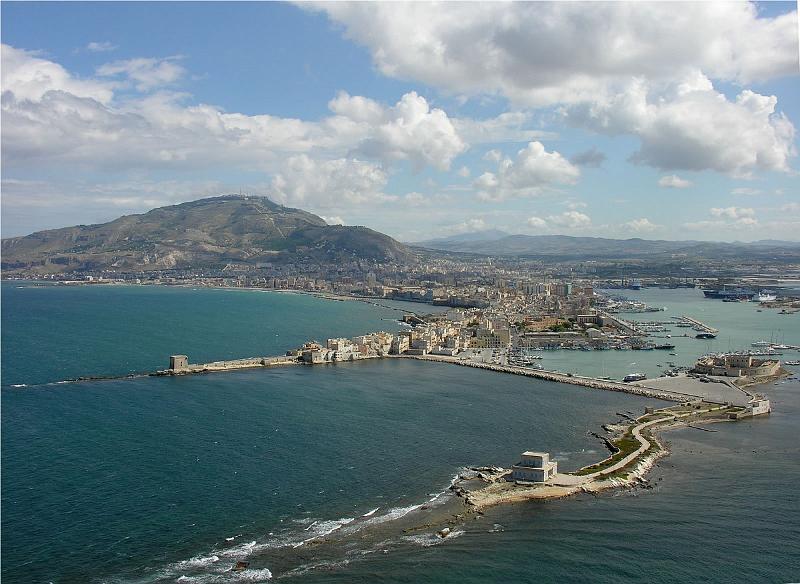 Vecchia Trapani 301 - Trapani - Veduta aerea del Porto e Torre di Ligny.jpg